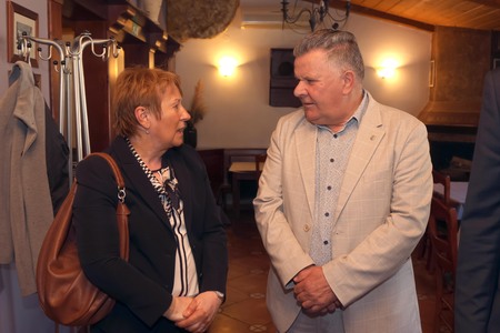 DELOVNO KOSILO S POSLANCI NSI IN ŽUPANI 02 FOTO LJUBO VUKELIČ